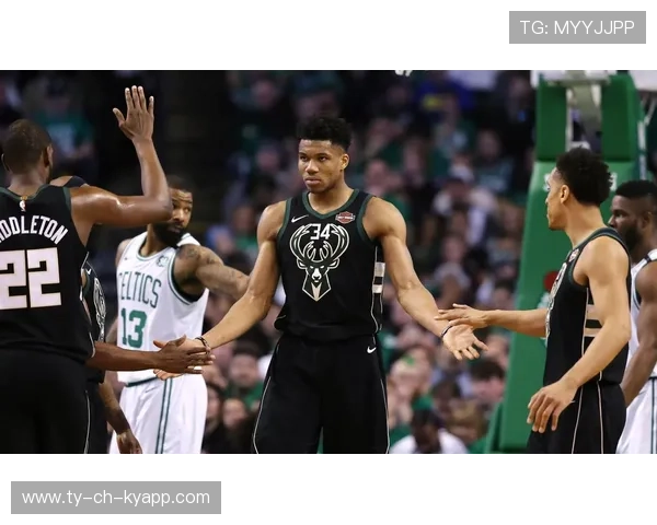 字母哥低位碾压进攻连拿 8 分，雄鹿打出高潮